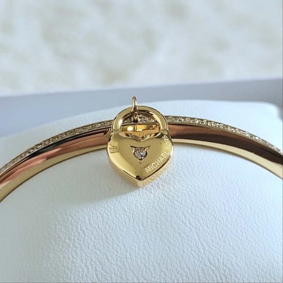 ✨️HP✨️ Michael Kors Dangling Gold💛 Heart Bangle Bracelet - NIB - Picture 13 of 16